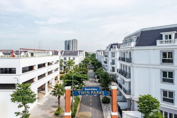 Bán căn shophouse góc Ban Trắng dự án Eurowindow Twin Parks Gia Lâm, trục đi thẳng lên hồ điều hòa, đối diện 4 tòa chung cư 28 tầng