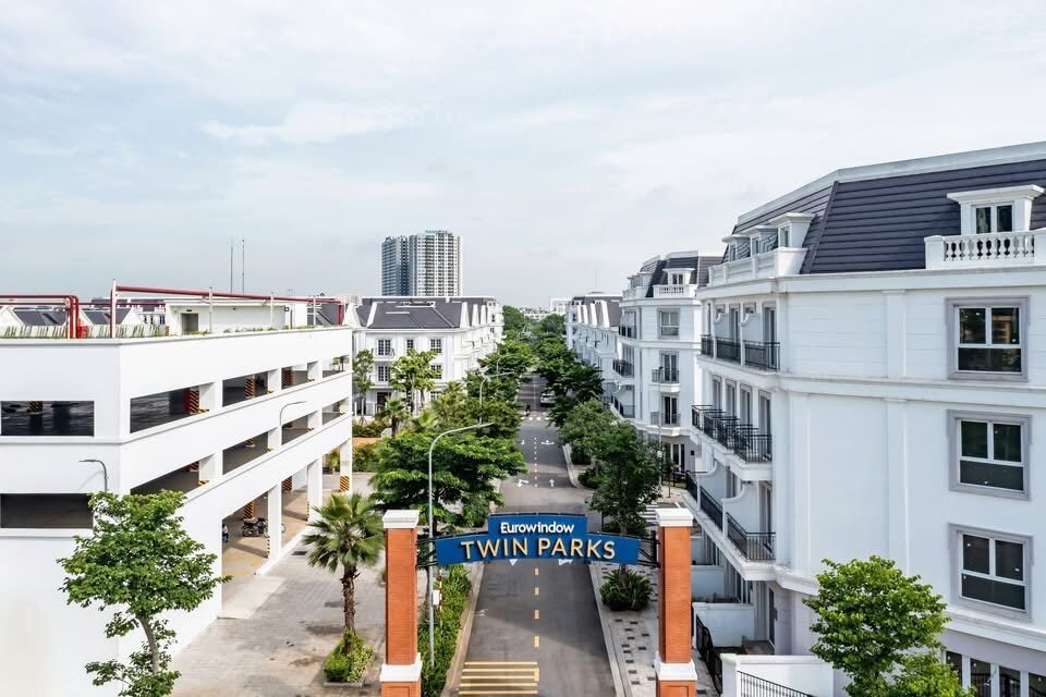 Bán căn shophouse góc Ban Trắng dự án Eurowindow Twin Parks Gia Lâm, trục đi thẳng lên hồ điều hòa, đối diện 4 tòa chung cư 28 tầng