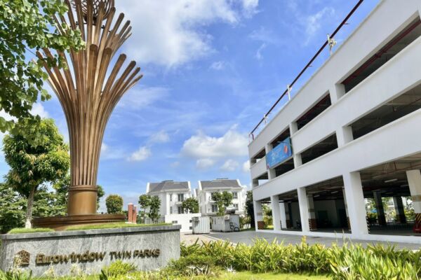 Bán căn shophouse Ban trắng 22m đối diện nhà để xe và 4 tòa chung cư 28 tầng